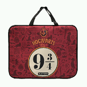 Папка - сумка 9 и 3/4, формат - А4, боковина - 75 мм. Предназначена для хранения альбомов, рисунков и прочих принадлежностей для школы и творчества. Модель выполнена из полиэстера.